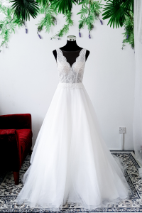 906BY04W04 Harina Deep V scallop lace A line soft tulle low V back wedding dress rental designer Malaysia